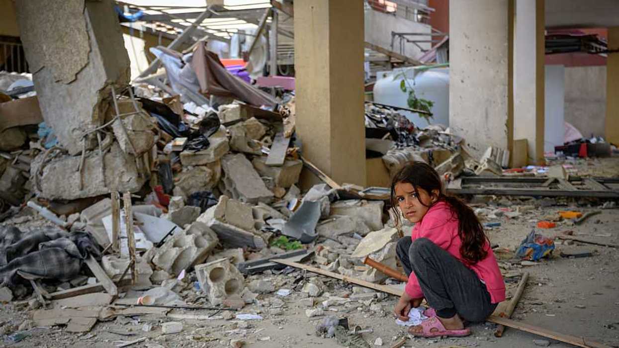 A Lebanese girl returns with her family to live amid the ruins of an apartment wrecked by Israeli strikes.