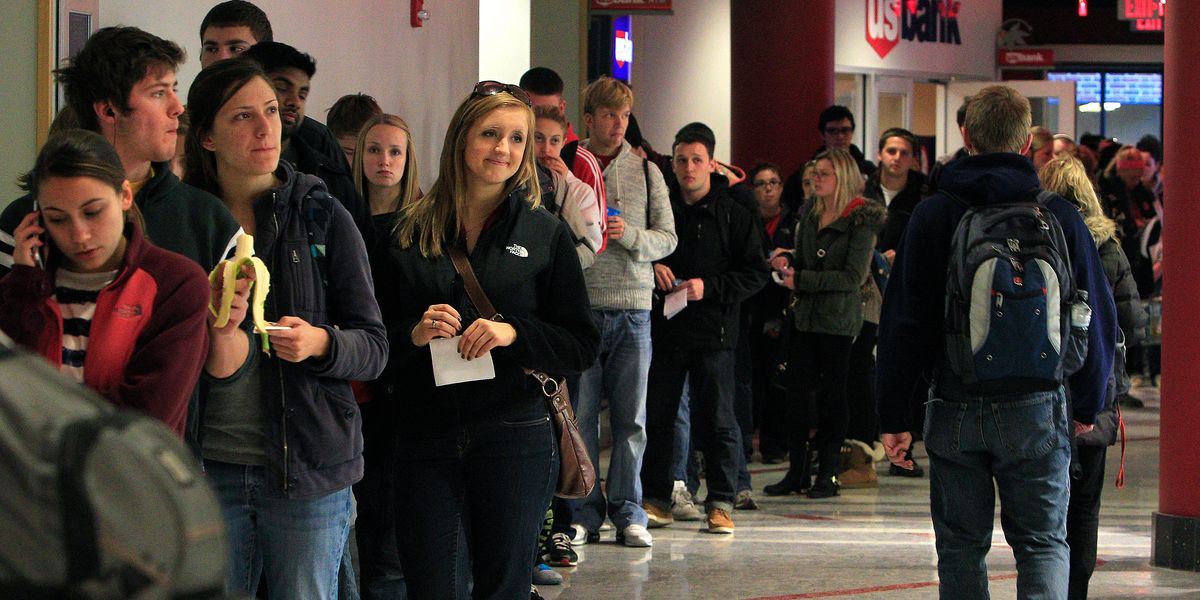 A line of voters