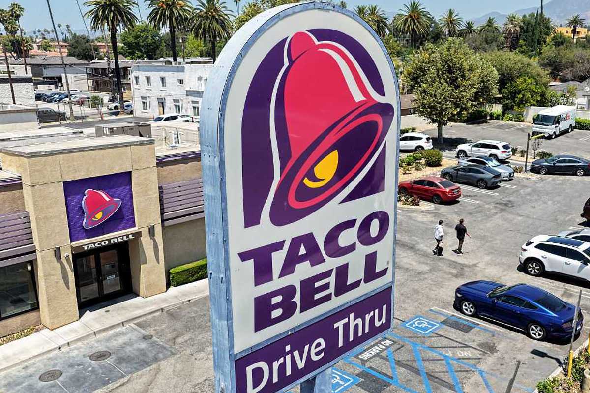 An aerial view of a taco bell and a taco bell sign.