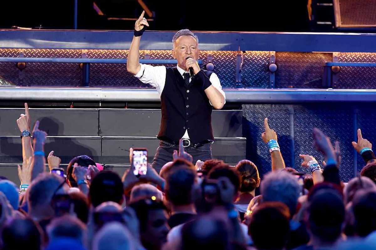 Bruce Springsteen In Concert, facing his audience.
