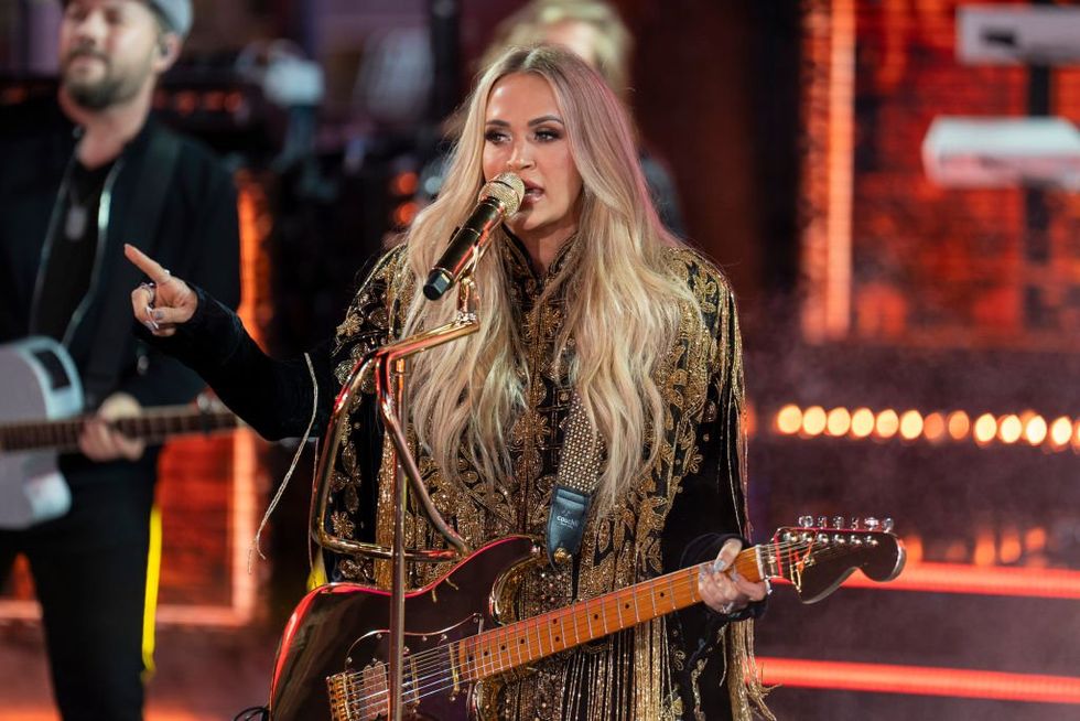 carrie underwood performs
