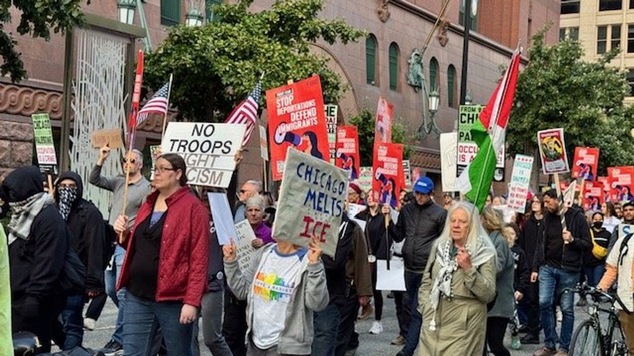 Thousands March in Chicago Over Trump’s Use of National Guard Amid Immigration Tensions