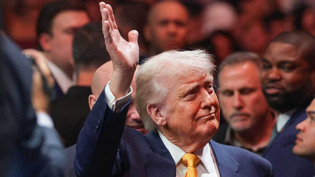 donald trump waving