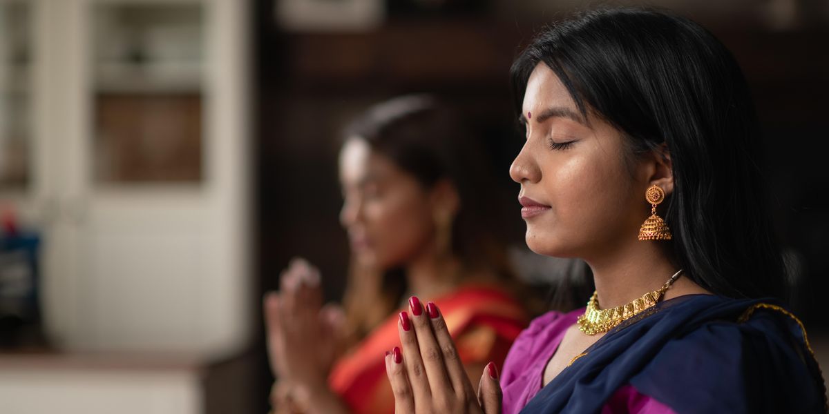 Hindu women praying