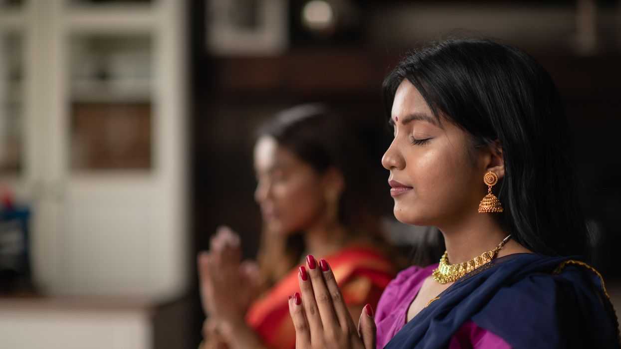 Hindu women praying