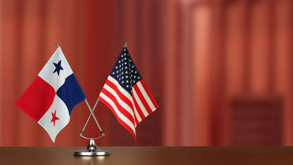 Panamanian and U.S. flags standing together on a desk