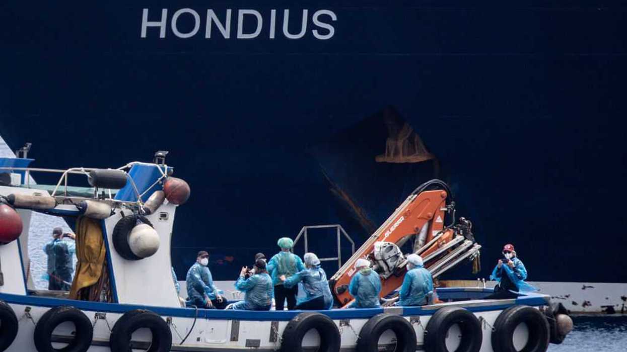 Passengers are evacuated by small boat.