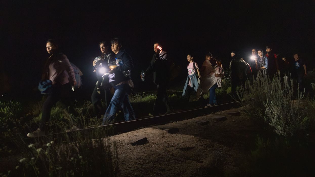 Peopel crossing the border at night