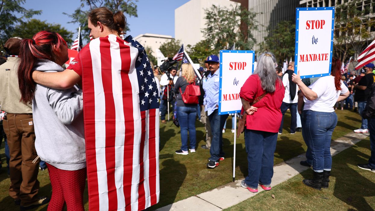 Peopel protesting a vaccine mandate