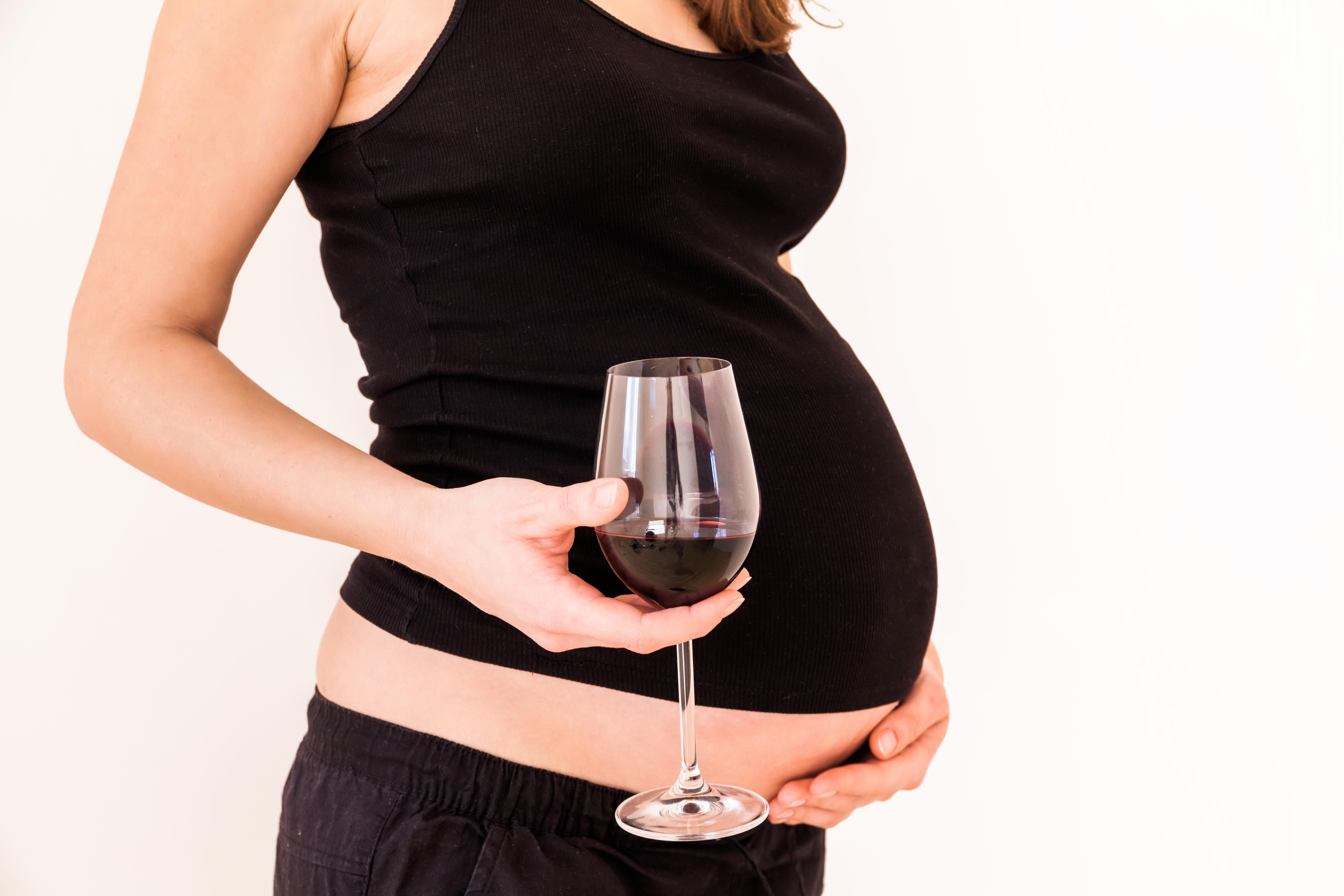 Бокал вина при беременности