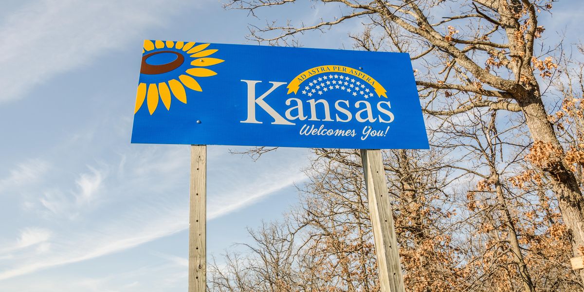 Sign welcoming travelers to Kansas