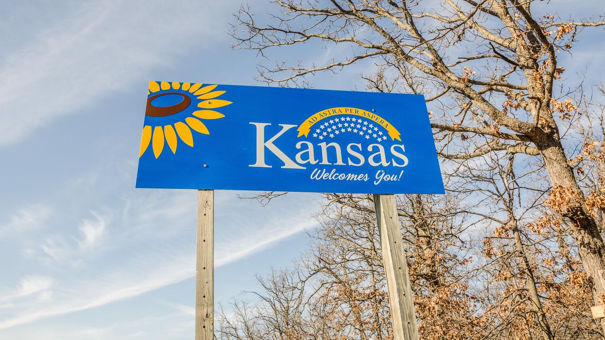 Sign welcoming travelers to Kansas