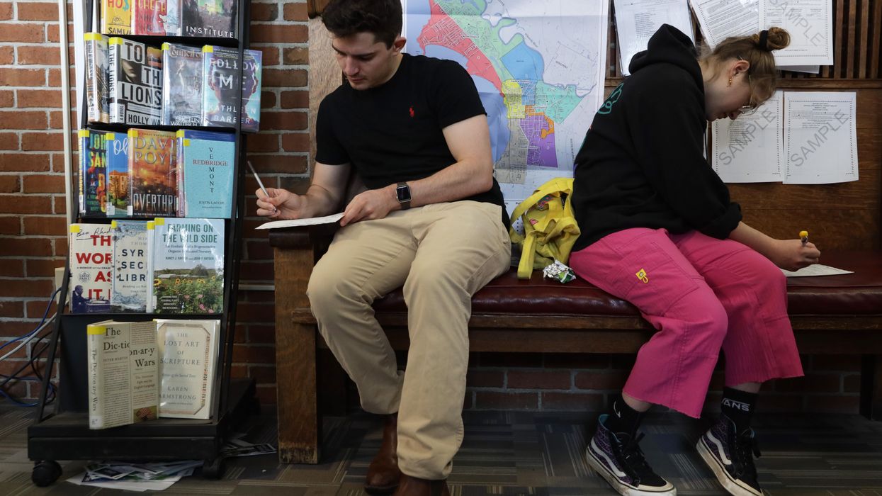 Students register to vote