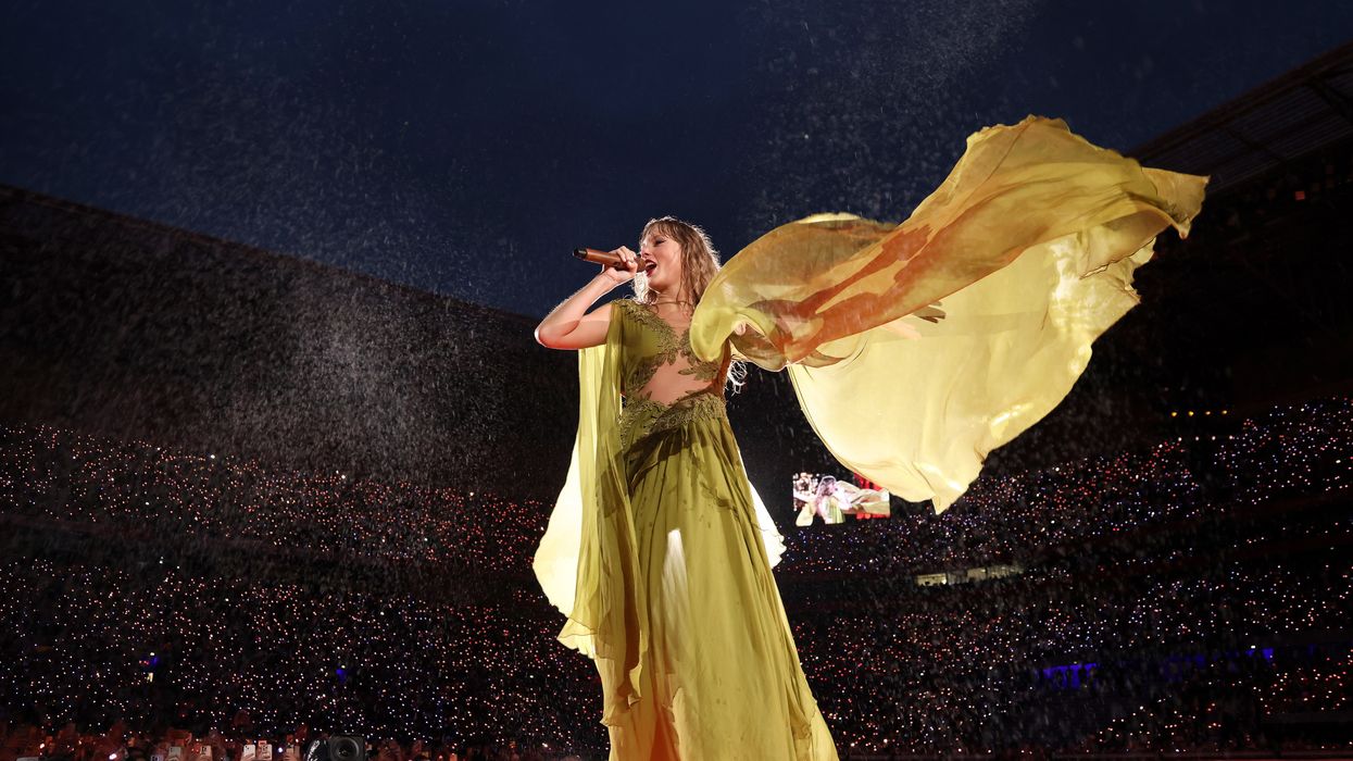 Taylor Swift singing on stage