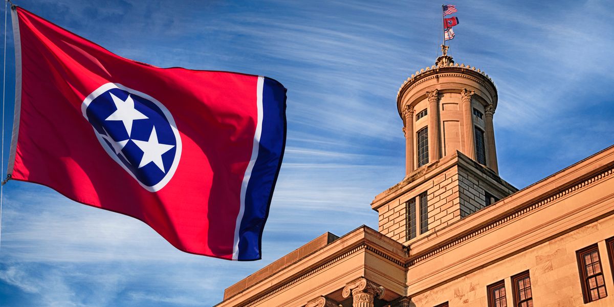 Tennessee capitol and state flag