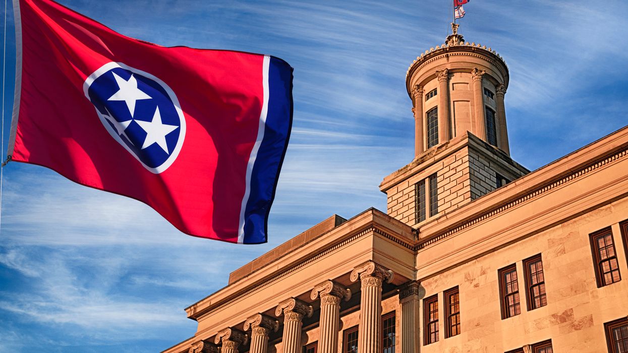 Tennessee capitol and state flag