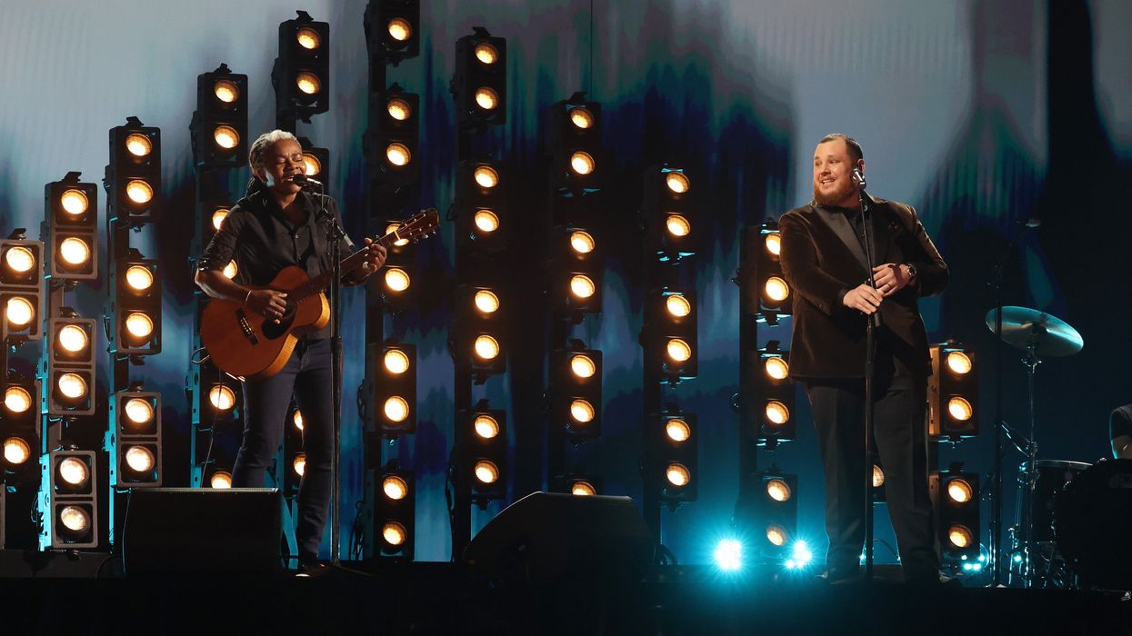 Tracy Chapman and Luke Combs on stage