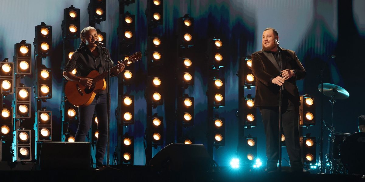 Tracy Chapman and Luke Combs on stage