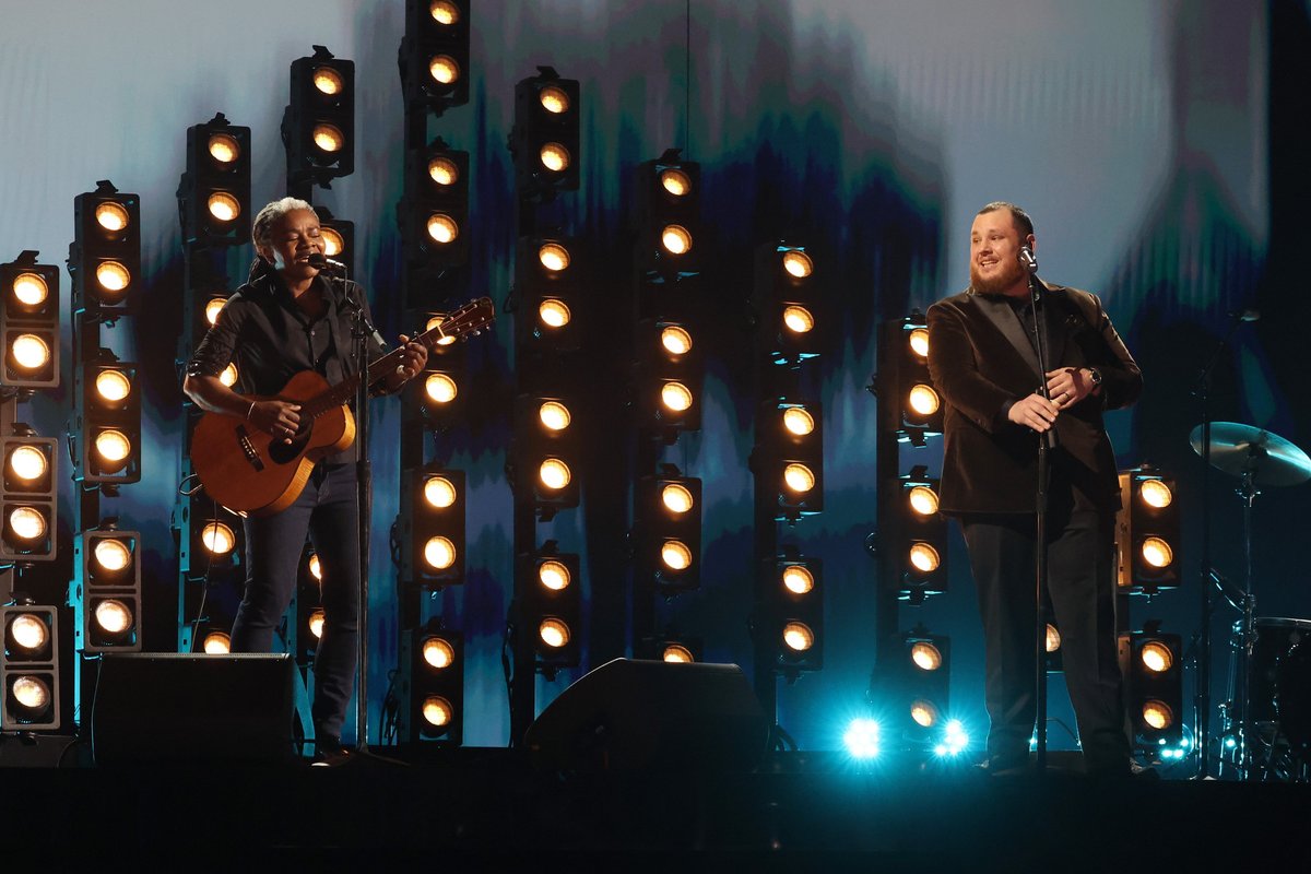 Tracy Chapman and Luke Combs on stage