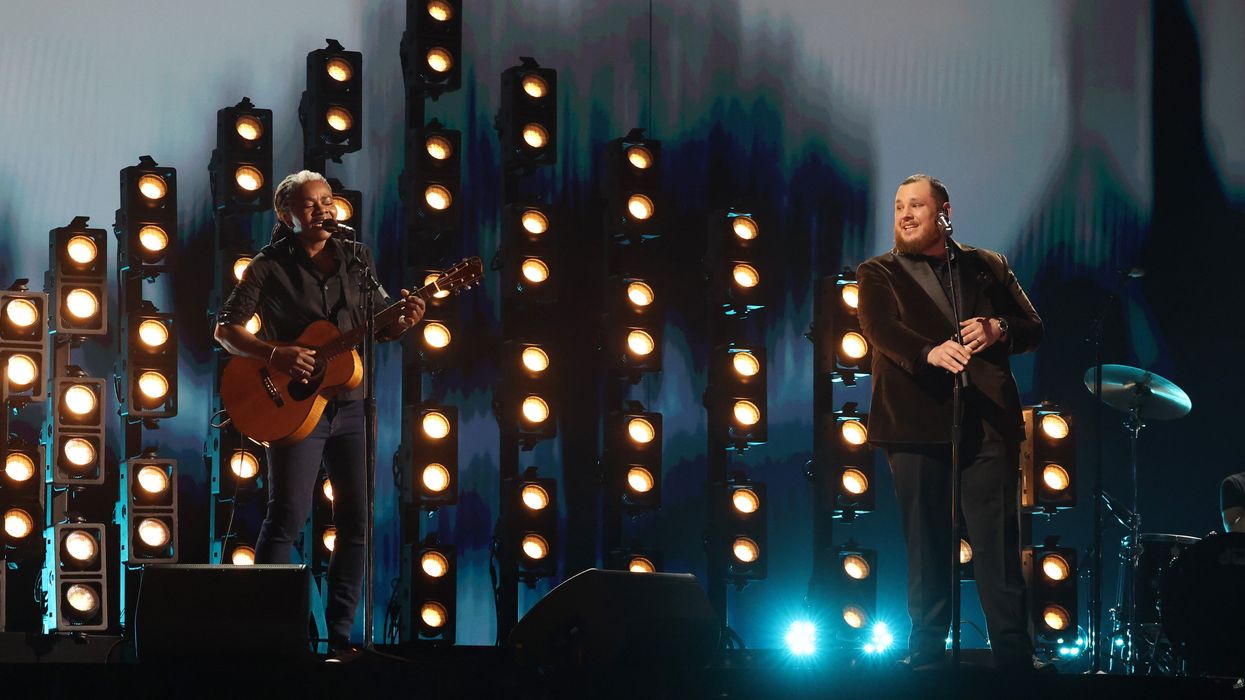 Tracy Chapman and Luke Combs on stage