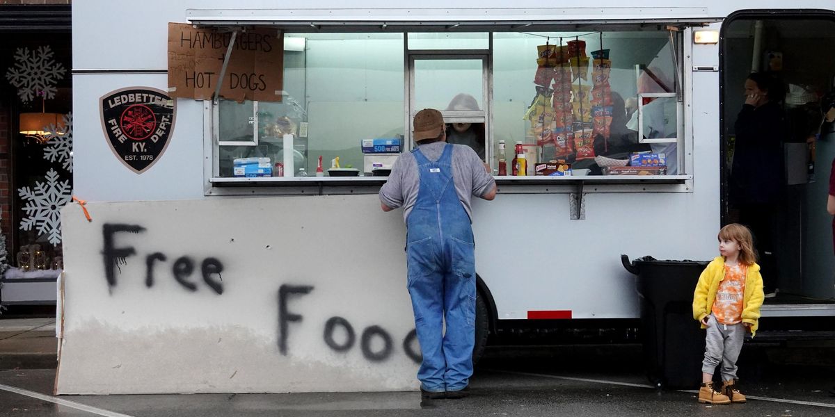 Volunteers give out free food in Kentucky