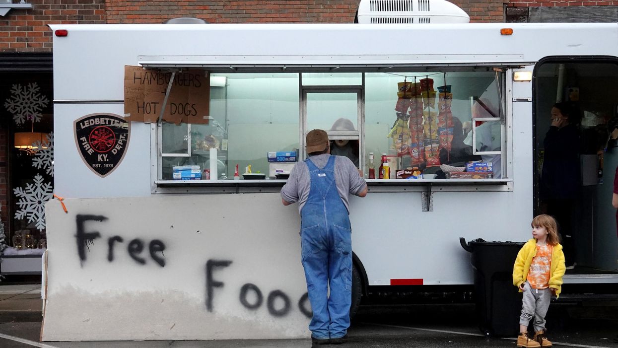 Volunteers give out free food in Kentucky
